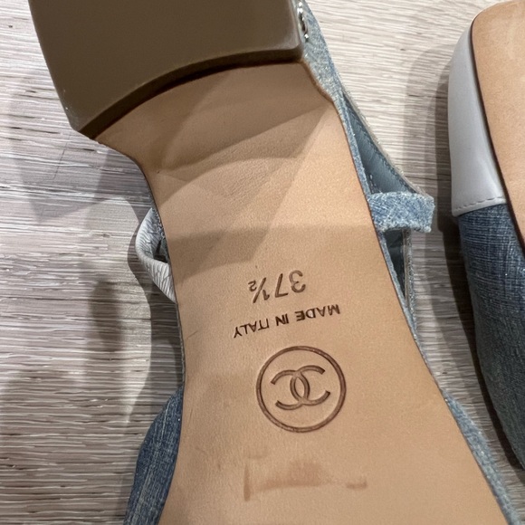Spectacular Chanel denim and white block heel closed toe sandals. - Picture 4 of 5
